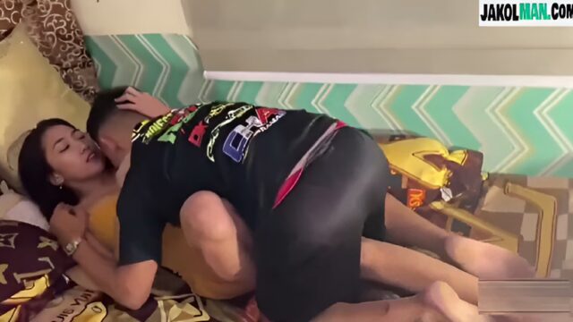 Mukbang muna bago tirahin